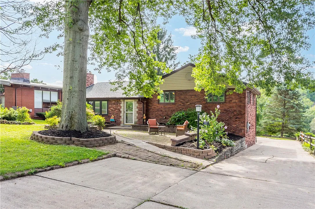 157 Lambeth Dr photo 1