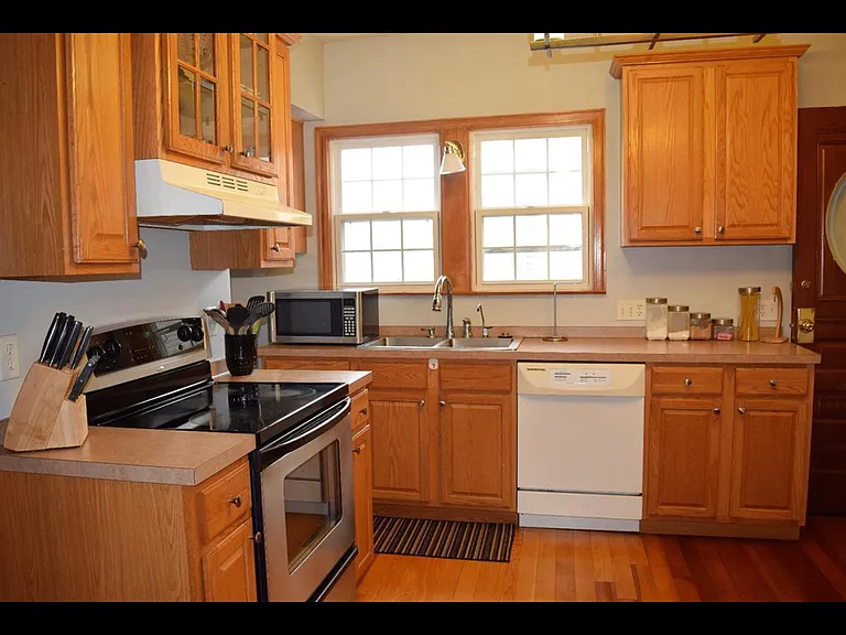435 NW 20th St — Photo 3