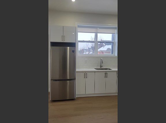 3rd image of 304 Albert St W #102