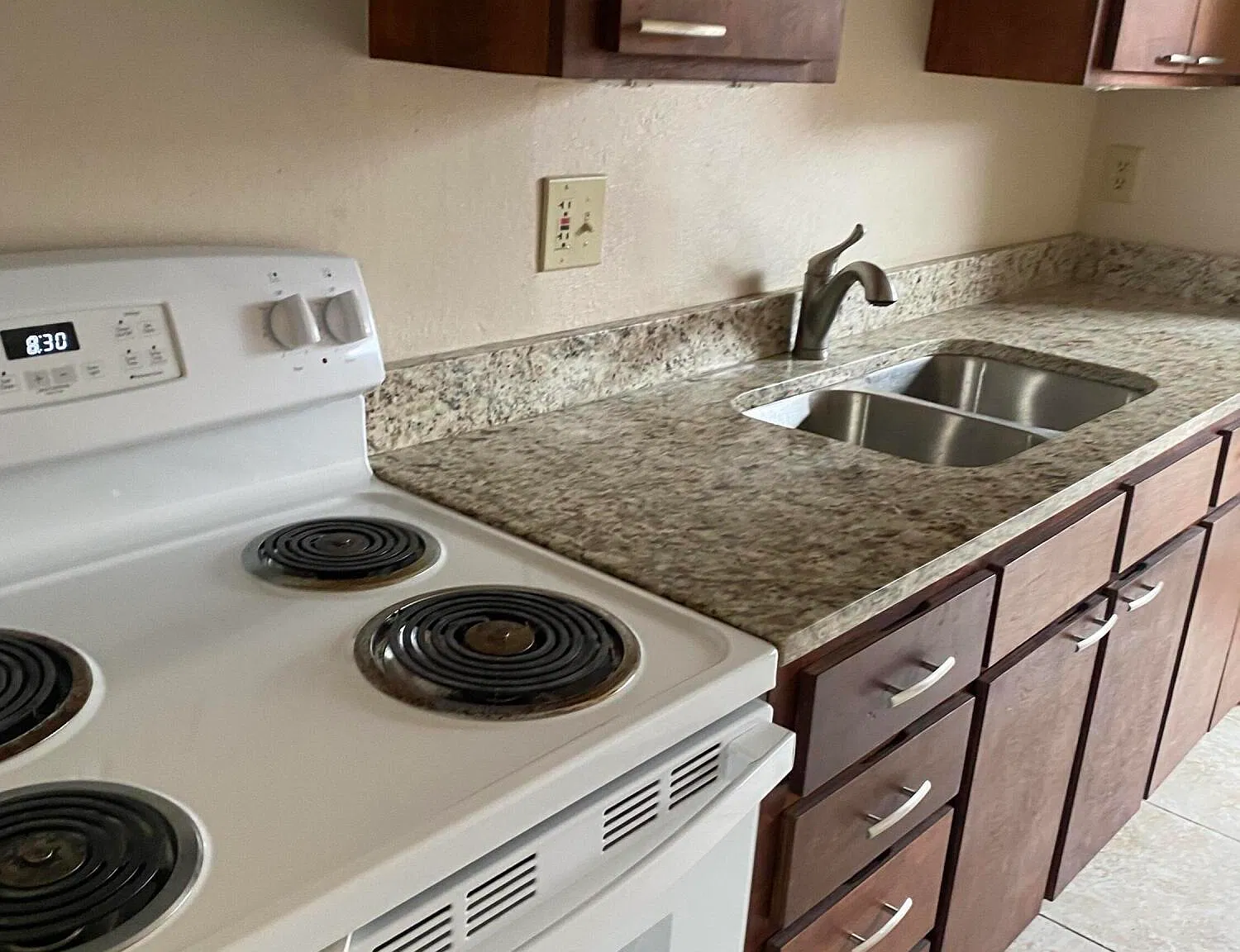 2 bed, 1.0 bath, 800 sqft, $1,250 — Photo 2