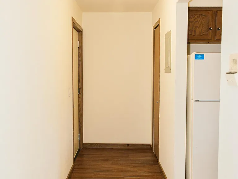 901 sq.' Entrance with Plank Flooring