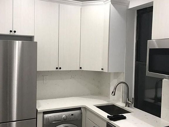3rd image of 615 1/2 Hudson St APT 9