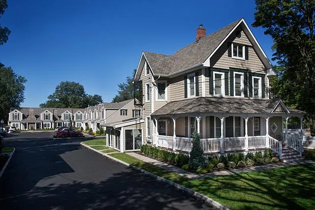 Fairfield Townhouses at Amityville Village — Photo 2