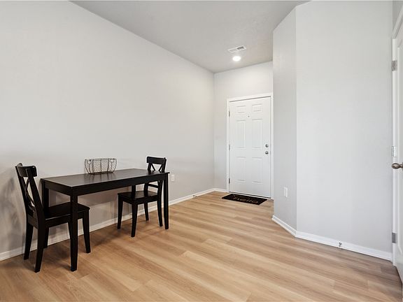 4th image of 282 NW Greenwood Pl
