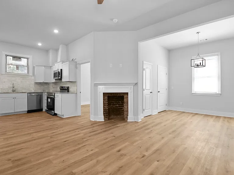 826 W Victory Dr — Photo 6