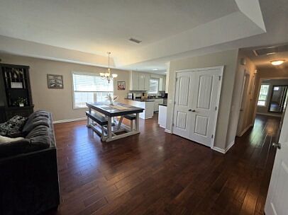 4th image of 304 Jasmine Cir