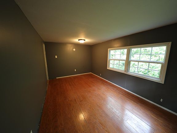 5th image of 2403 Maureen Blvd S