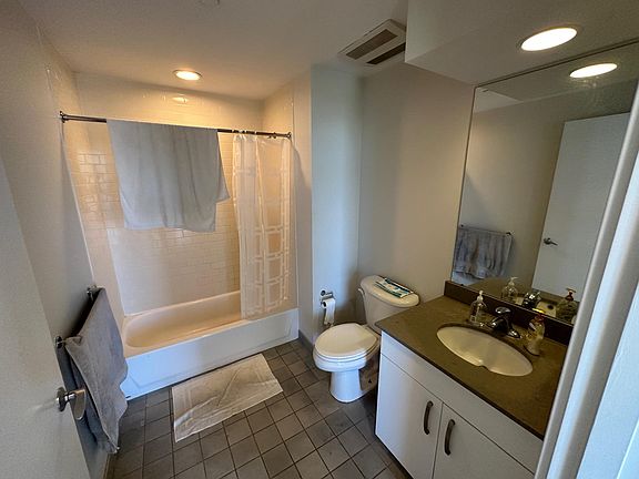 4th image of 607 Albany St #608
