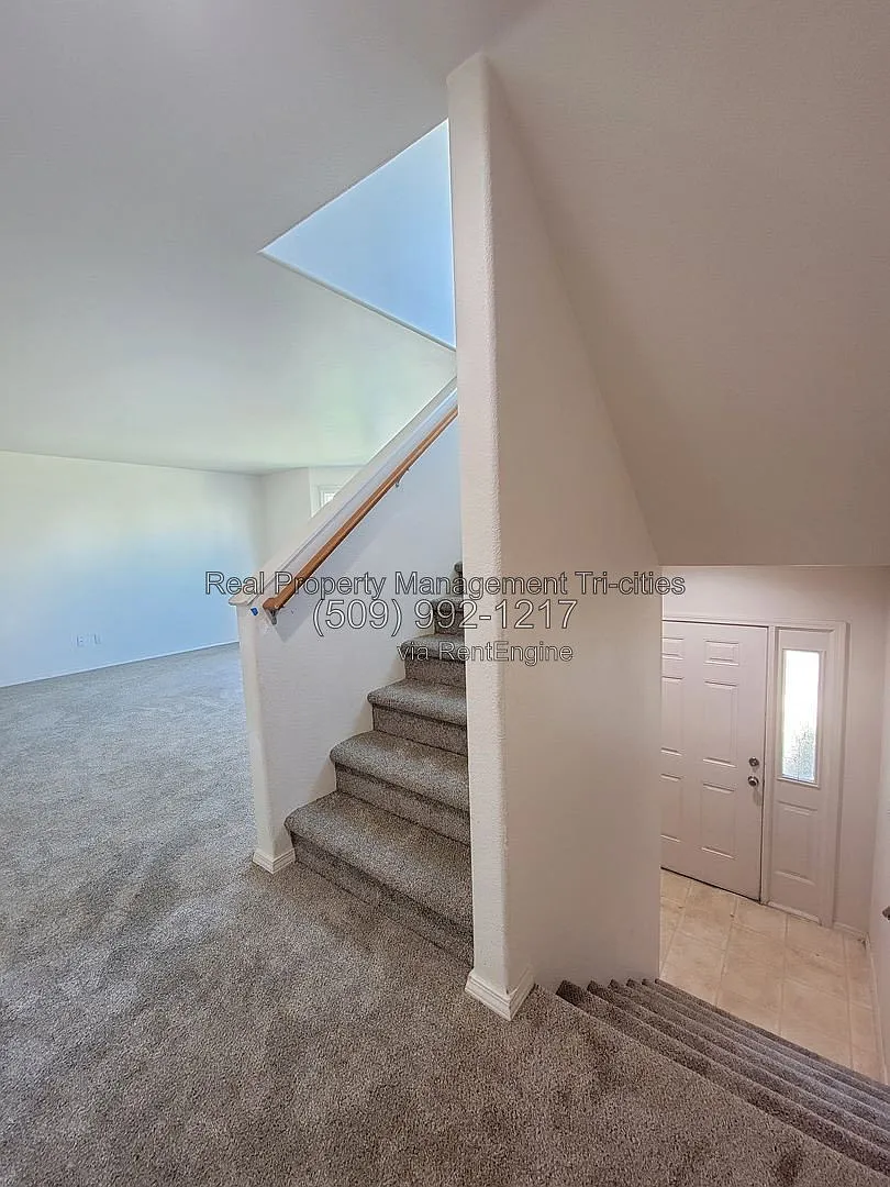3 bed, 2.5 bath, 2215 sqft, $2,395 — Photo 2