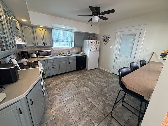 5th image of 18 Locust Ave Floor 1