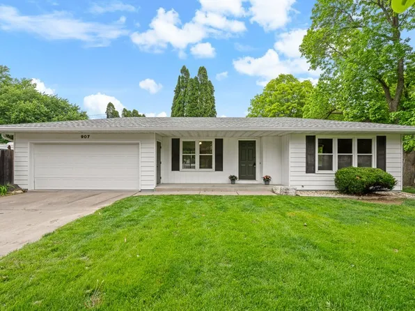 907 Colony Dr, Davenport, IA 52806