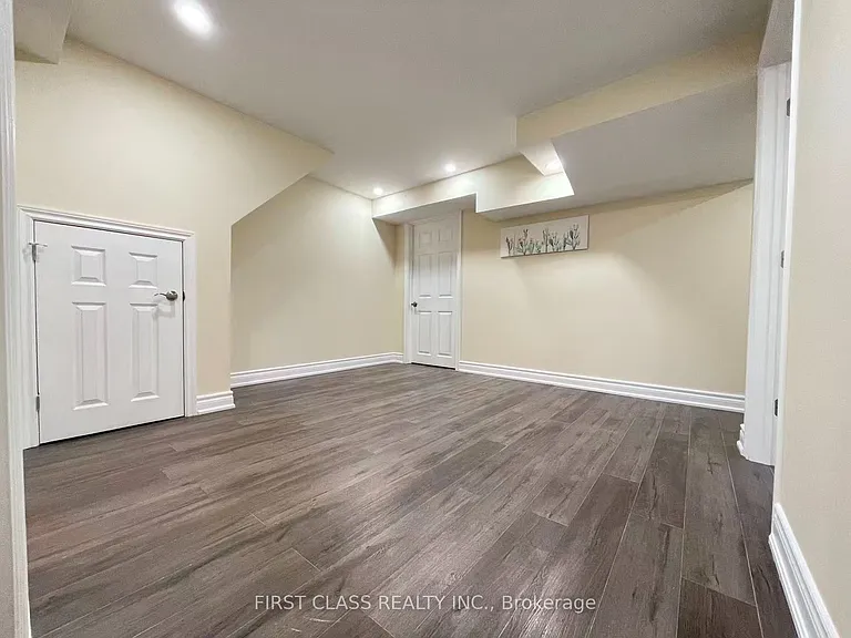 2100 Dunvegan Ave #BASEMENT — Photo 8