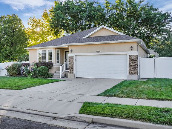 2nd image of 1234 W Oakridge Dr N