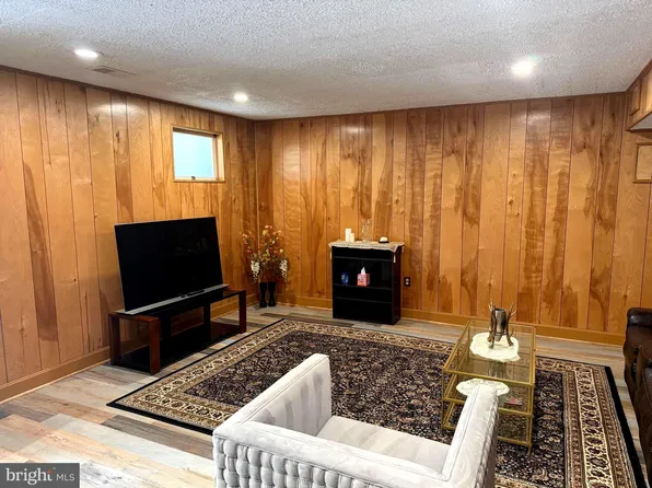 7428 Mason Ln, Falls Church, VA 22042