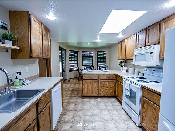 3rd image of 2705 Cedar Hills Court SE