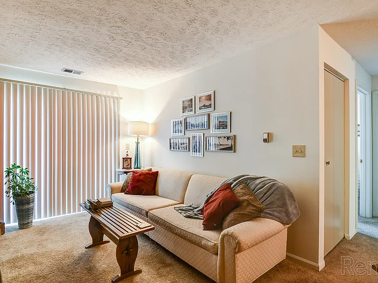 Hickory Knoll Apartments — Photo 15