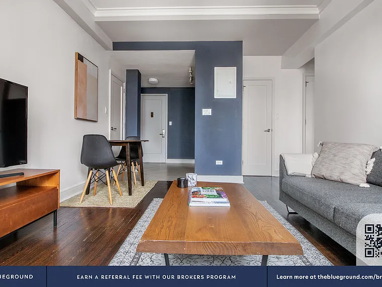 210 W 70th St #1502 — Photo 4