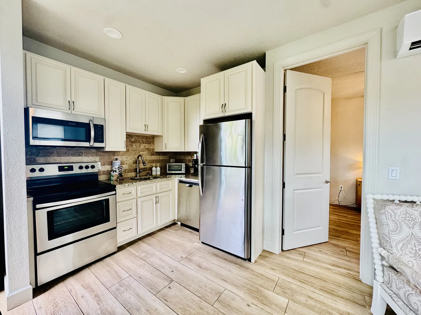 Remote Worker Friendly | Pets Welcome | Bike or Walk — Photo 3