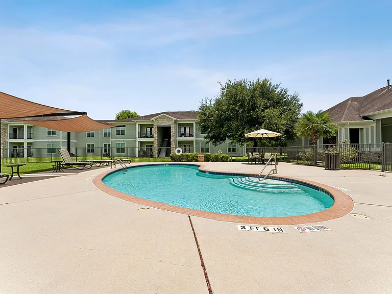 Point Royale Apartments — Photo 21