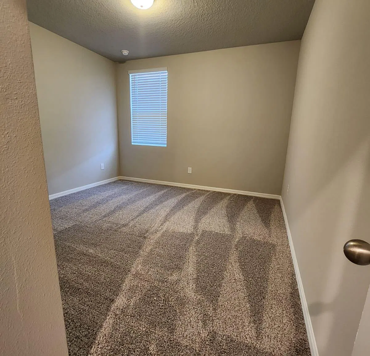 4 bed, 1988 sqft, $2,300 — Photo 4