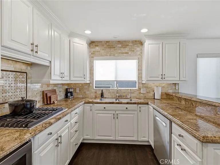 720 Manhattan Beach Blvd — Photo 16