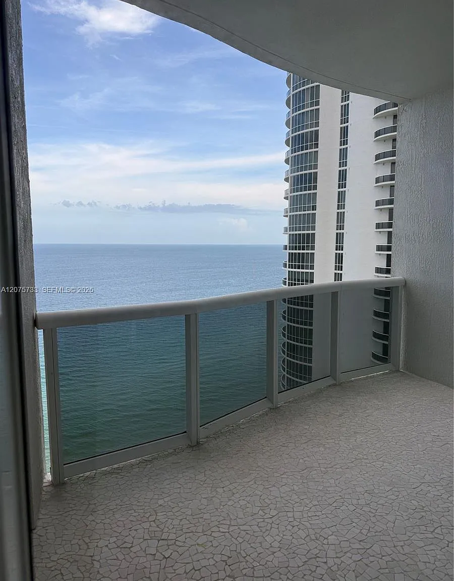 Tdr Tower I Condo — Photo 2