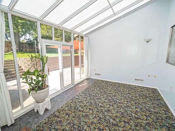 4th image of 129 Edgewood Dr