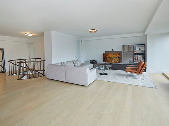 2nd image of 211 Madison Ave
