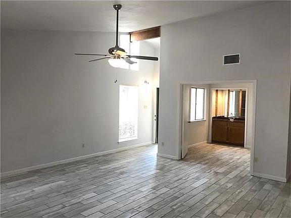 3rd image of 1003 Solano Dr
