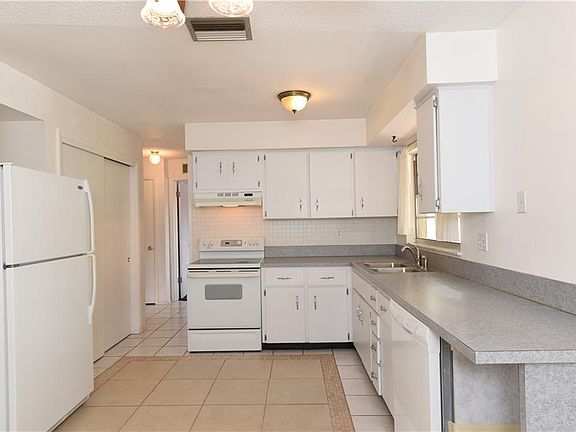 4th image of 2413 Beacon Groves Blvd