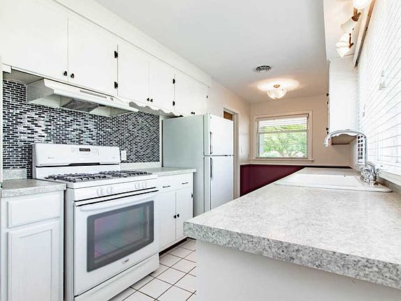 5th image of 1011 W Stratford Dr