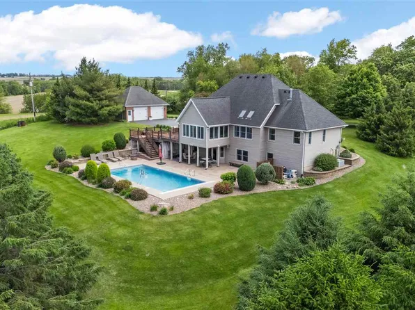 1355 Red Star Rd, Tipton, IA 52772