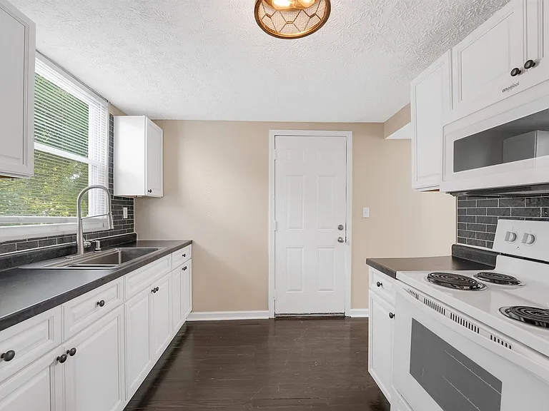 172 S Richardson Ave — Photo 12