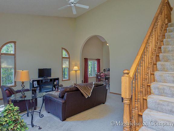 4th image of 5388 Royale Ct NE