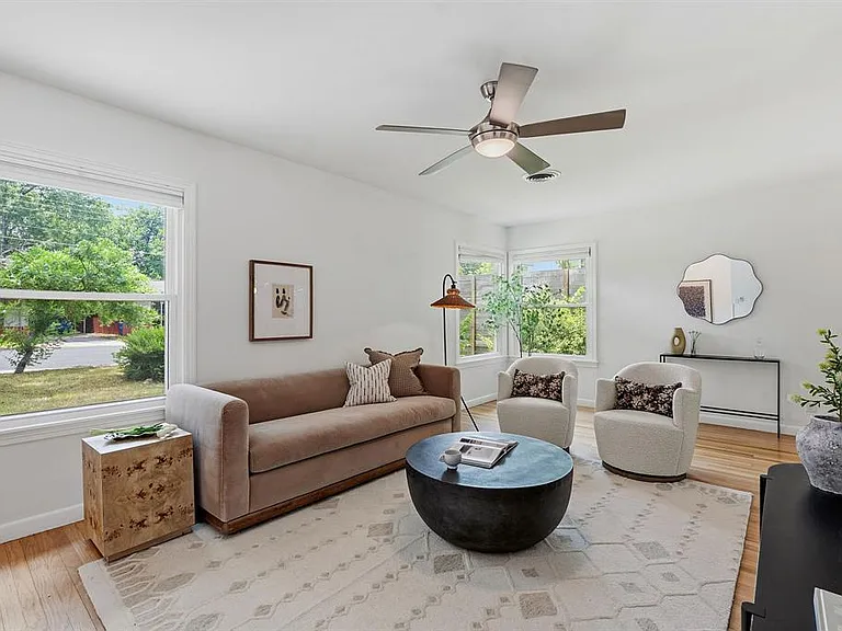 900 Stark St — Photo 4