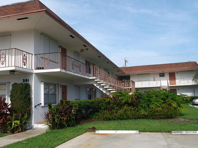 1st image of 301 S Lakeside Dr APT 2