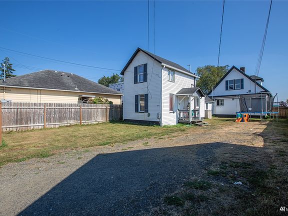 406 1/2 - Second house, attached with separate entrance on the back of the lot.>