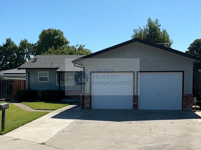 842 Amber Pl — Photo 1