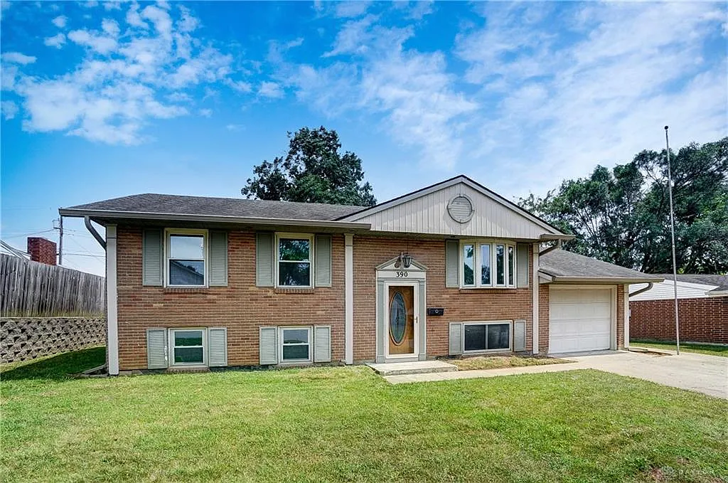 390 Thomas Dr photo 1