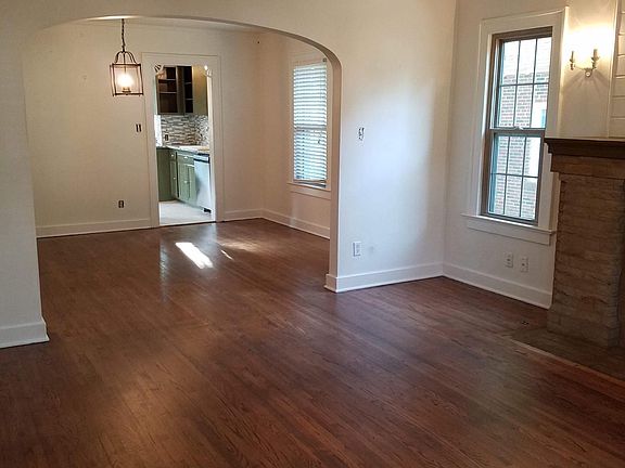 3rd image of 812 S Knoxville Ave