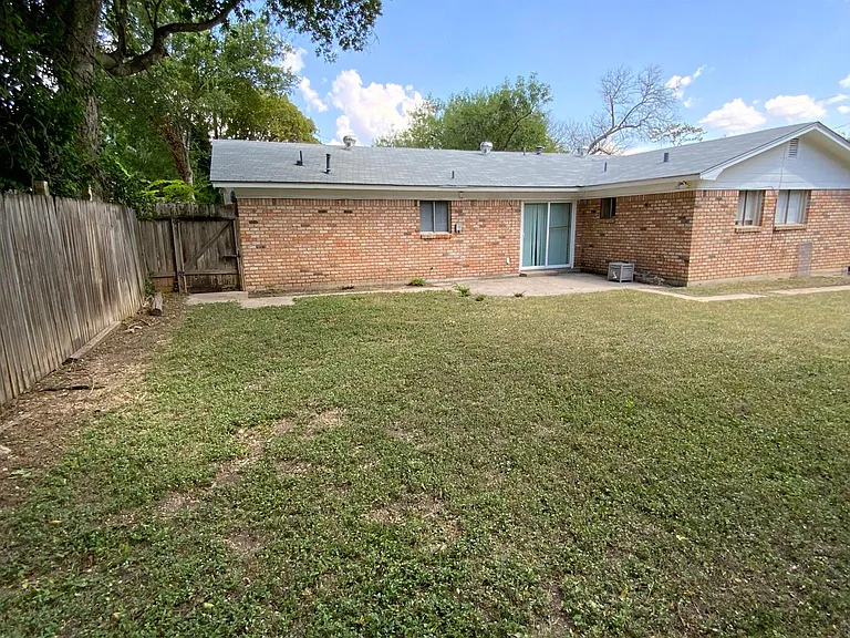2826 Shady Hill Dr — Photo 11
