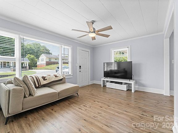3rd image of 418 E Park Ave