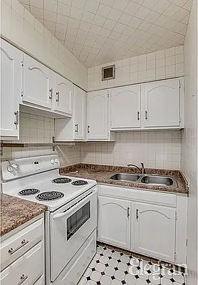 5th image of 217 E 60th St APT 503