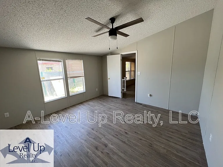 315 W Lee St — Photo 10