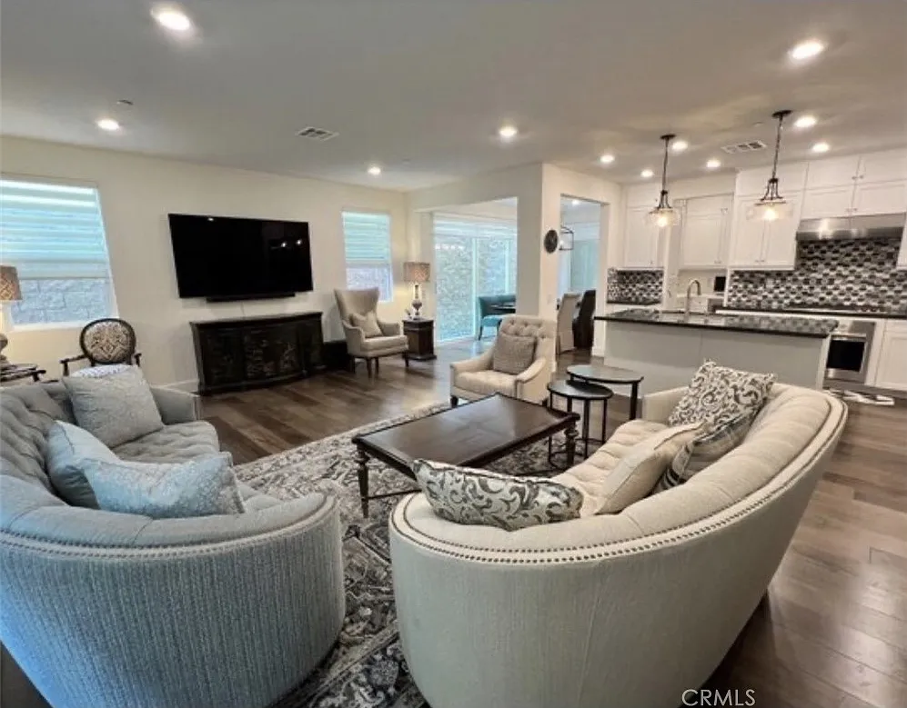 5 bed, 2531 sqft, $6,000 — Photo 2