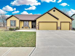 1105 SE Country Ln, Lees Summit, MO 64081
