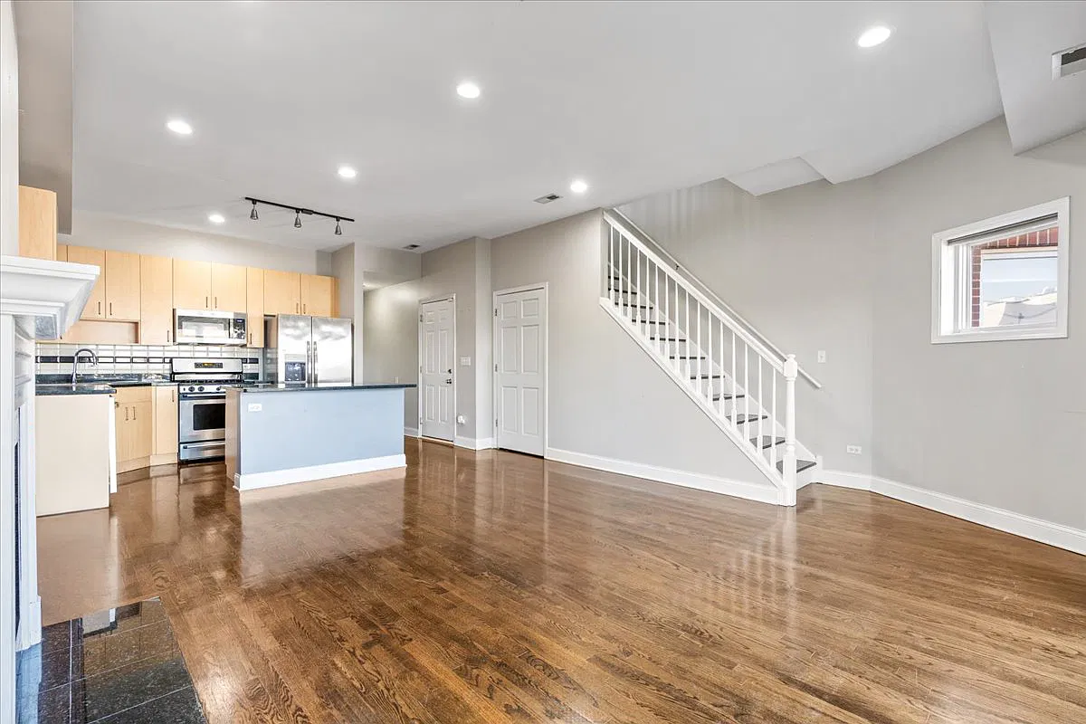 3 bed, 2100 sqft, $4,500 — Photo 3