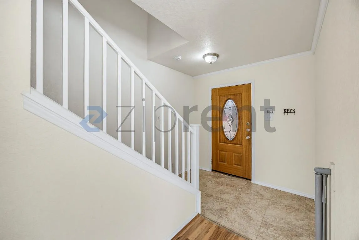 4 bed, 2.5 bath, 2540 sqft, $1,990 — Photo 4