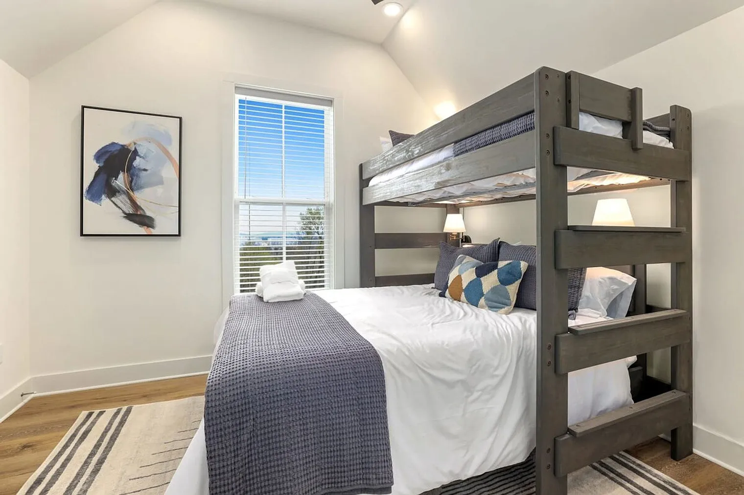 2 bed, 2.0 bath, 1205 sqft, $5,152 — Photo 3