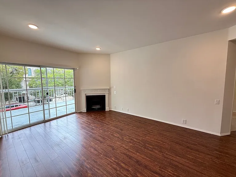 Elegant 2BR/2BA Retreat with Massive Private Patio Minutes from Beverly Hills — Photo 5